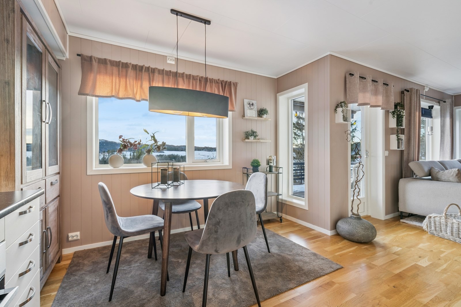 Leilighetens utforming gjør den enkel å dele inn i flere sittegrupper. Galleribilde