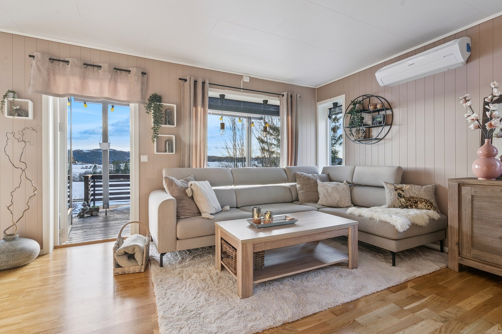 Fra stuen er det direkte utgang til terrassen. Galleribilde