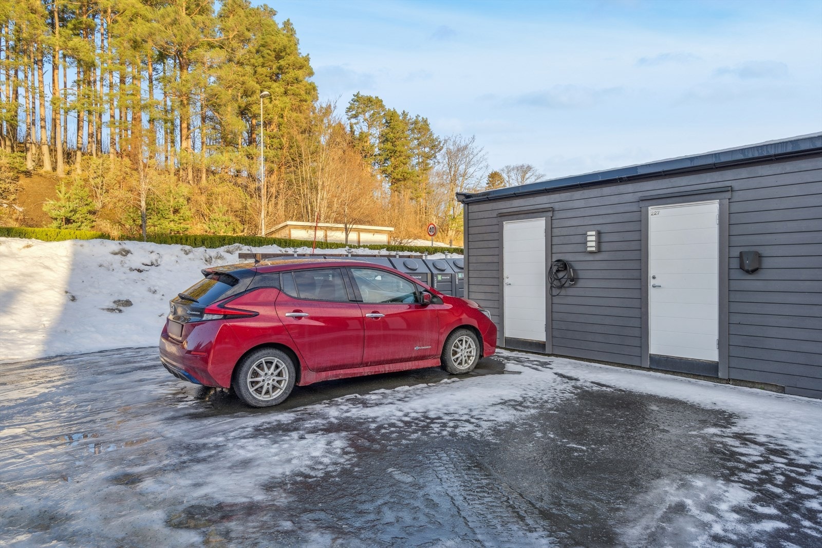 Det medfølger en utvendig sportsbod og parkeringsplass med el-bil lader. Galleribilde