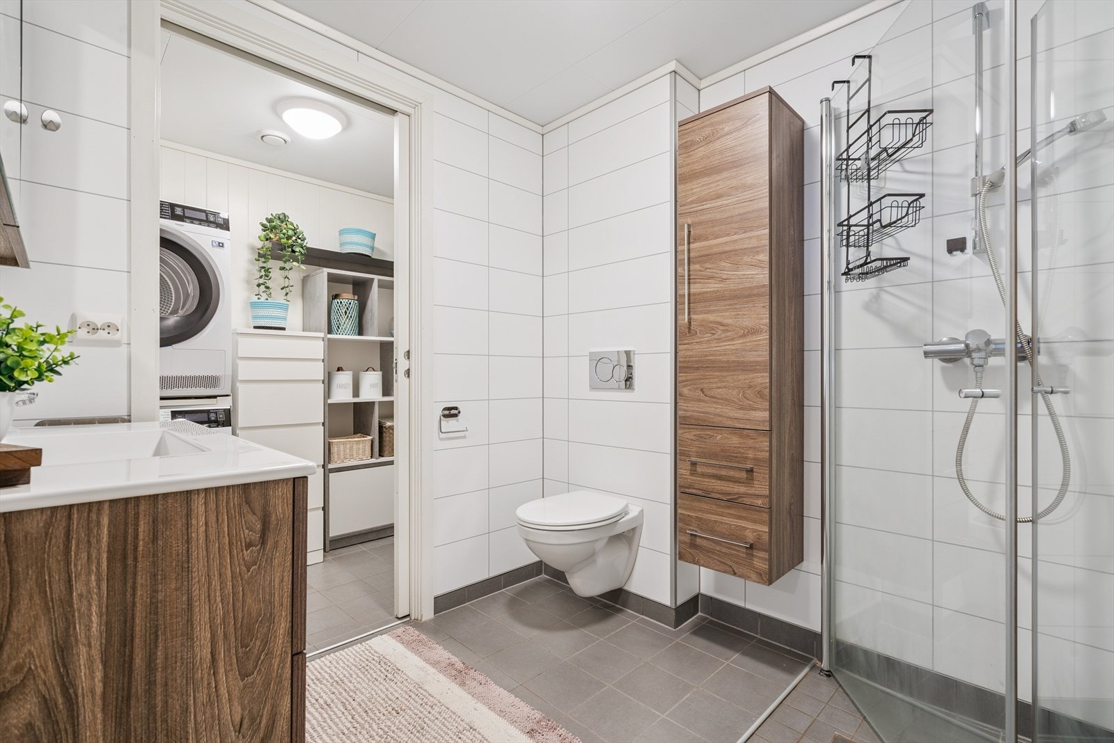 Pent flislagt bad på 4,5 kvm utstyrt med behagelig gulvvarme og vegghengt toalett. Det er montert ny baderomsinnredning på badet i 2025. Galleribilde