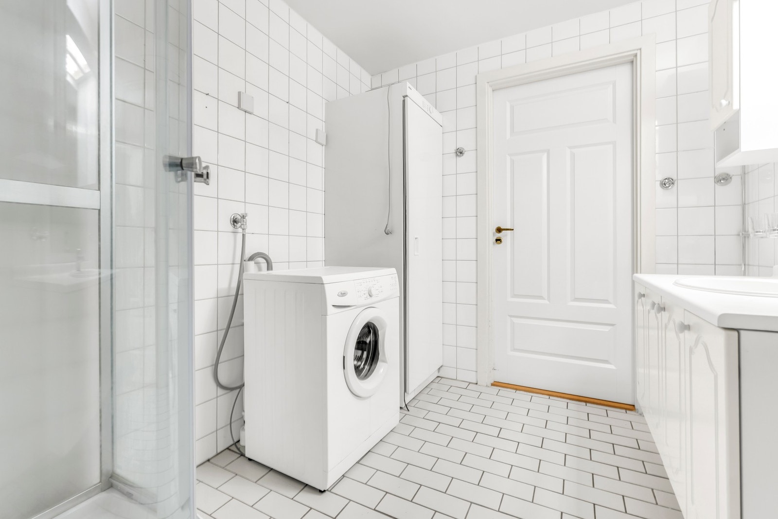 Flislagt bad/wc. Vaskemaskinen følger salget. Galleribilde