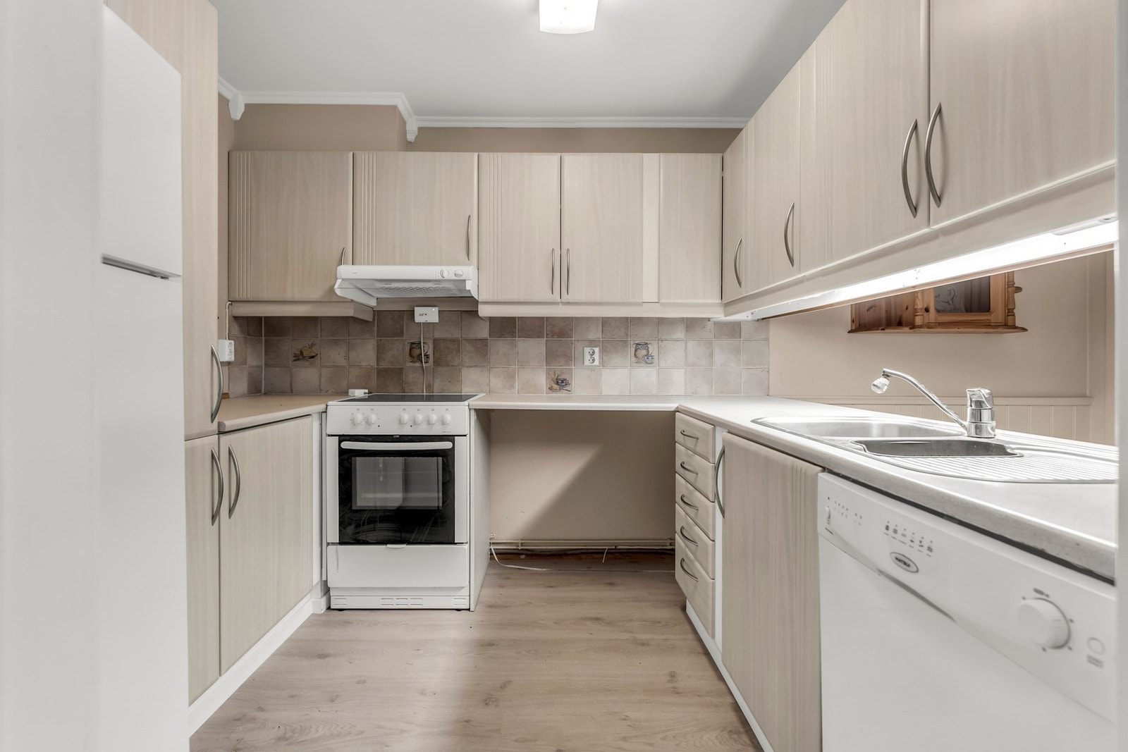 Pent kjøkken. Hvitevarene følger salget. Galleribilde