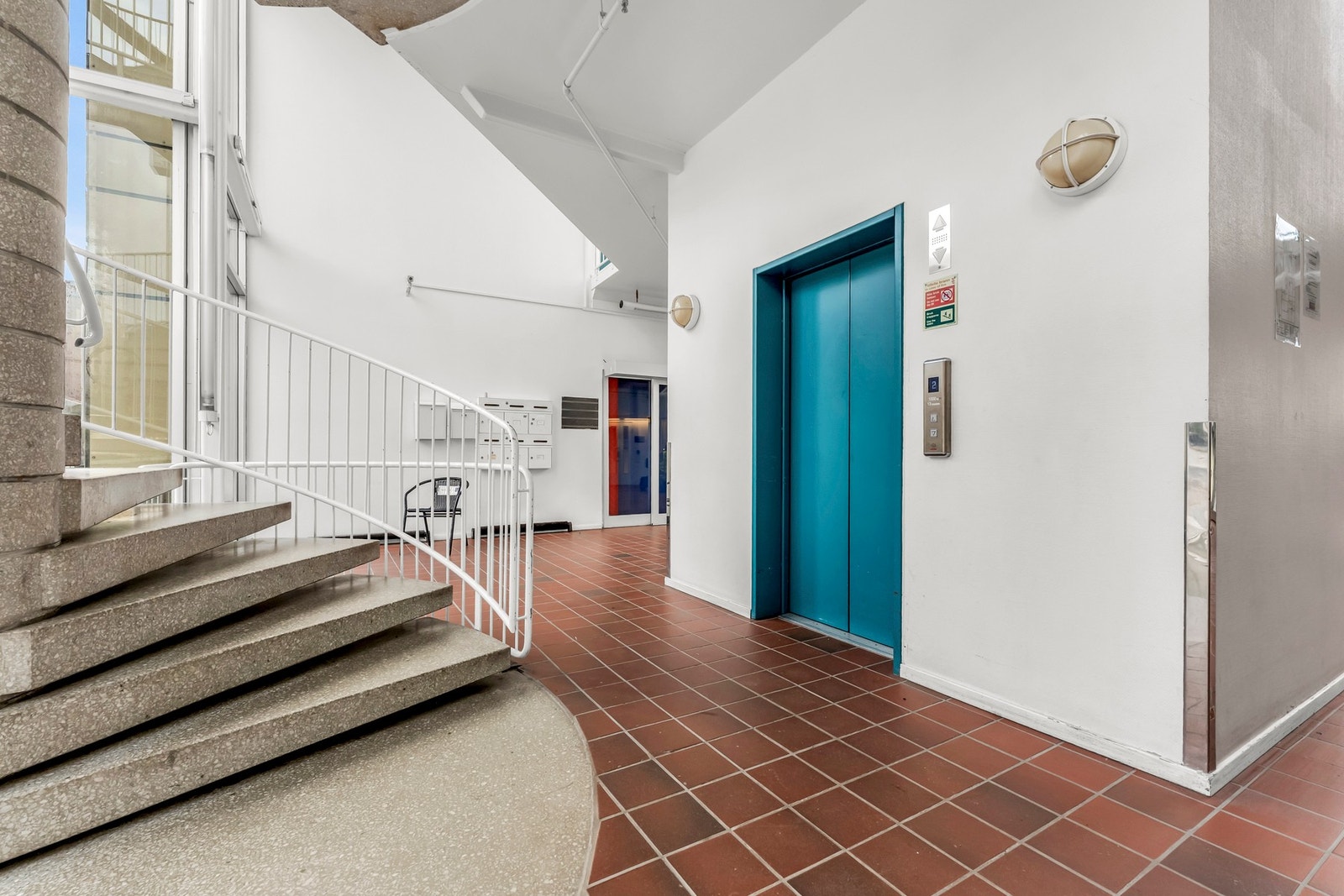 Felles inngangsparti med heis. Galleribilde