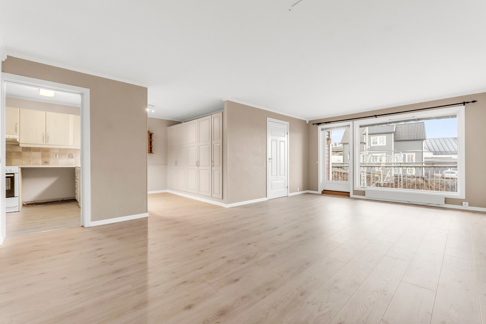 Lys og romslig stue med nytt gulv og nymalt tak. Galleribilde