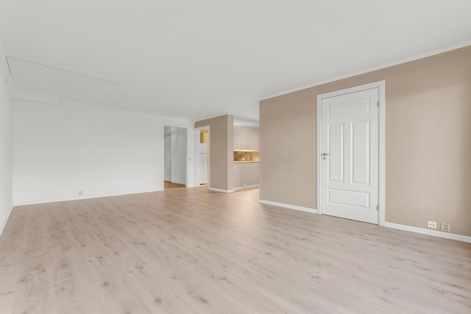 Stuen har nytt gulv, nymalt tak og flere nye gipsplater på veggene. Galleribilde