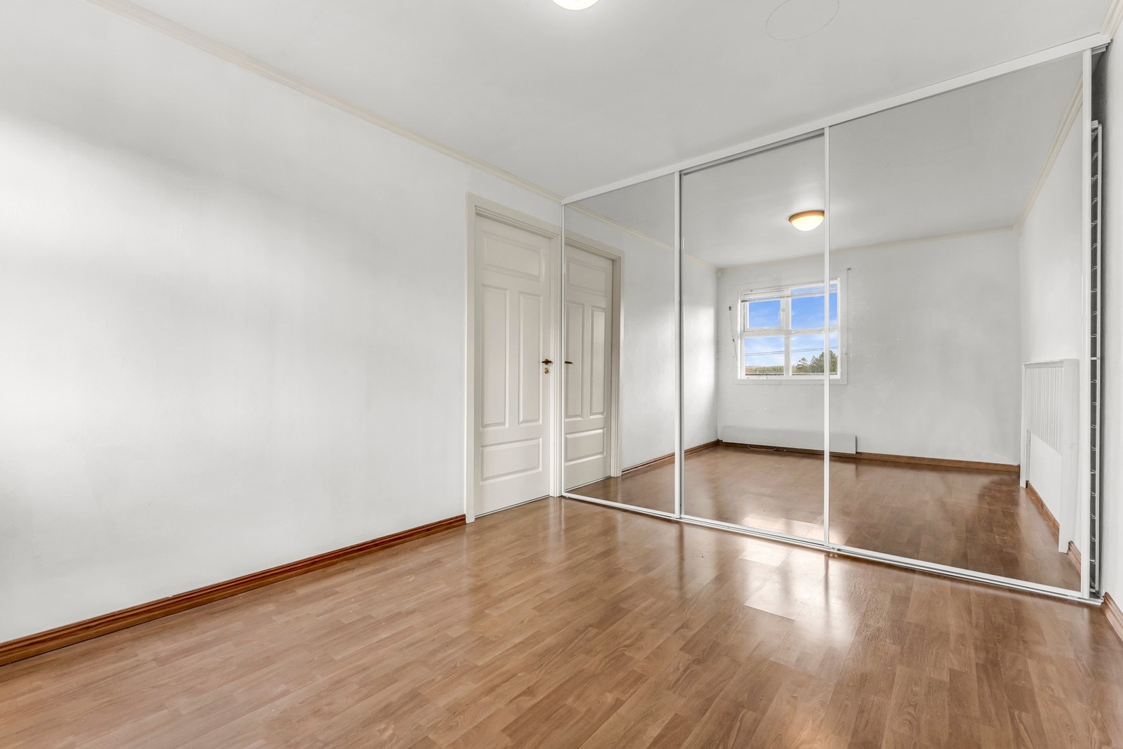 Romslig hovedsoverom med flott skyvedørsgarderobe med speil. Galleribilde