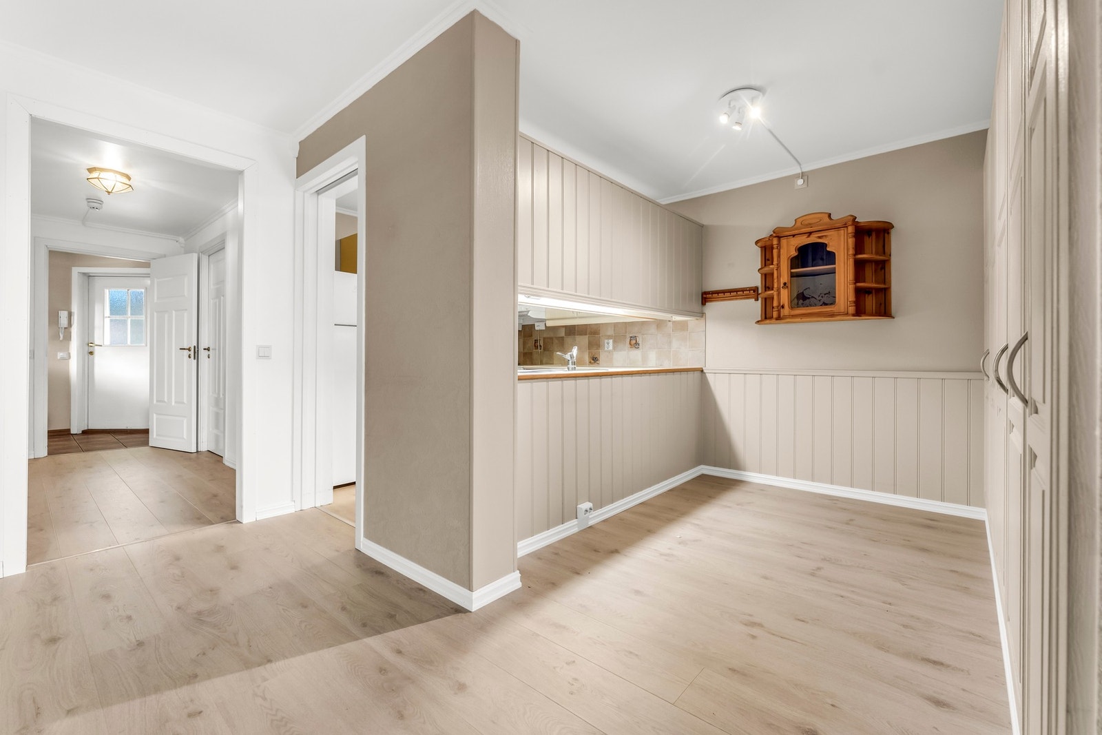 Spisestuen har godt med skapplass på veggen. Galleribilde