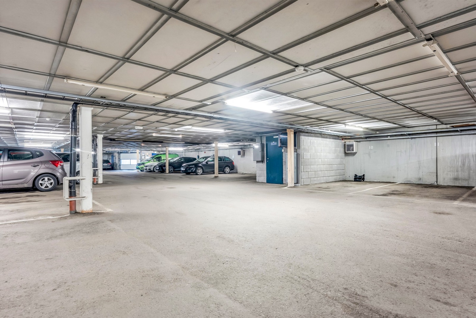 Parkeringskjeller med oppmerkede plasser. Galleribilde