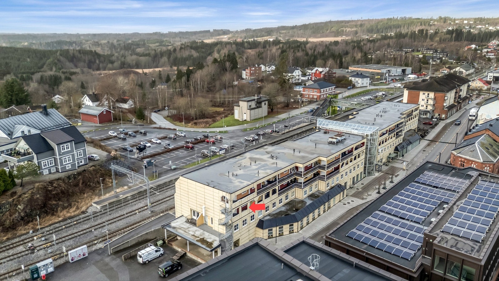 Det er meget kort gange til alle sentrumsfunksjoner fra leiligheten. Togstasjonen ligger i samme bygning og har jevnlige avganger til Ski/Oslo ca. en gang i timen. Galleribilde