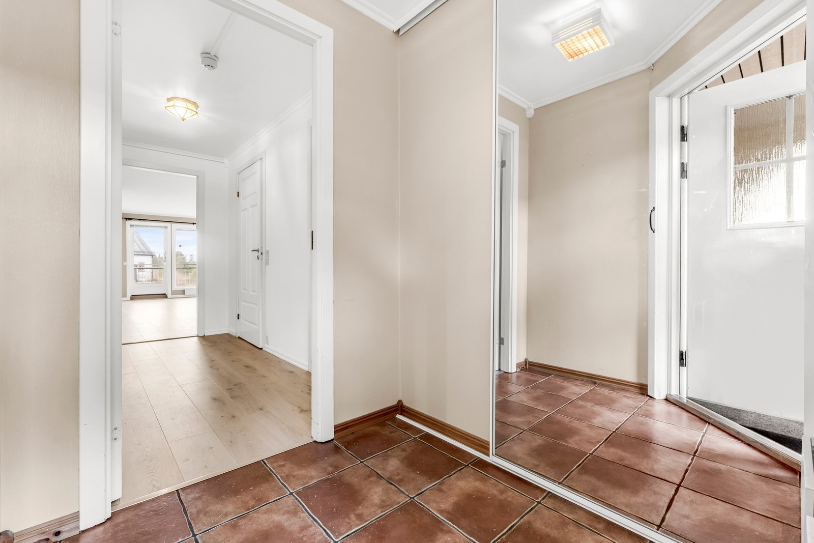 Lys entré med skyvedør med speil. Galleribilde