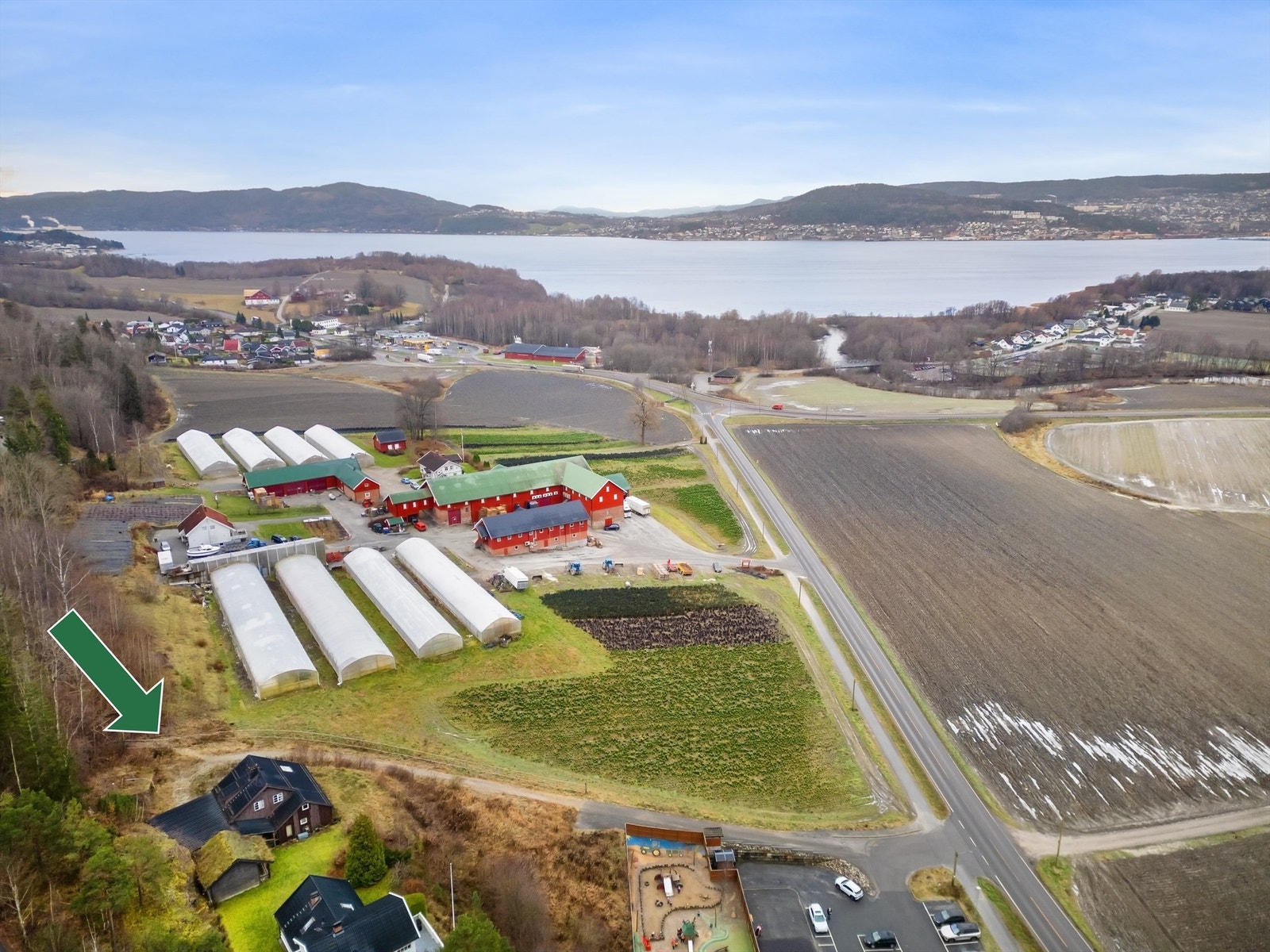 Ca. 10 minutters kjøring til Drammen sentrum med de fleste servicetilbud Galleribilde