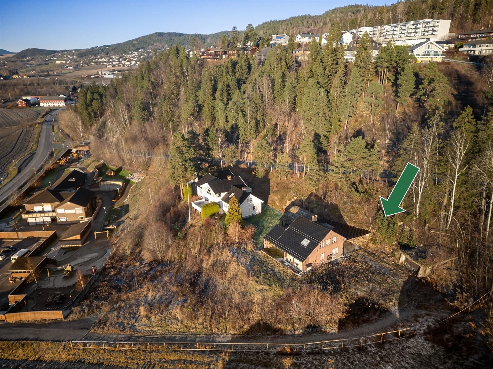 Godkjent rammetillatelse for riving av eksisterende bolig samt garasje og oppføring av terrassert boligbygg med tre boenheter datert 16.02.2023 (se mer informasjon under pkt. om tomt). Galleribilde