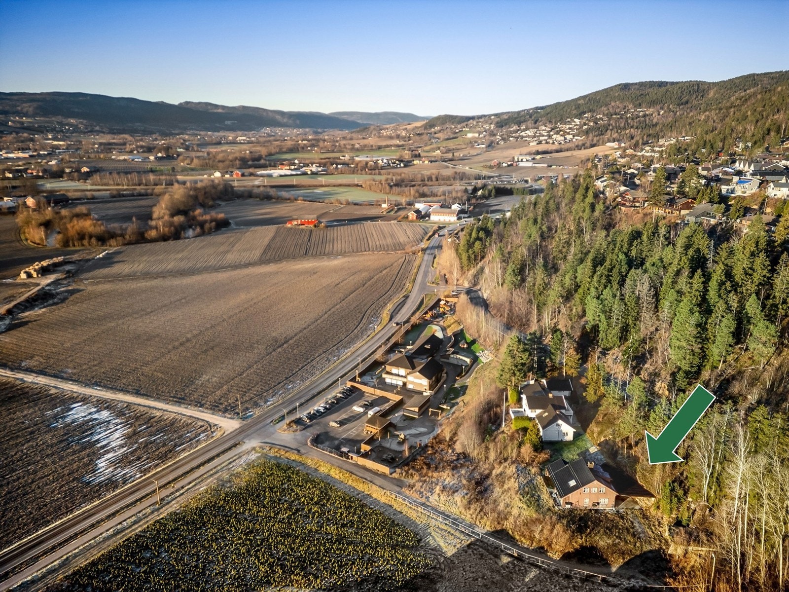 Beliggende på Liers solside med sen kveldssol i sommerhalvåret. Galleribilde