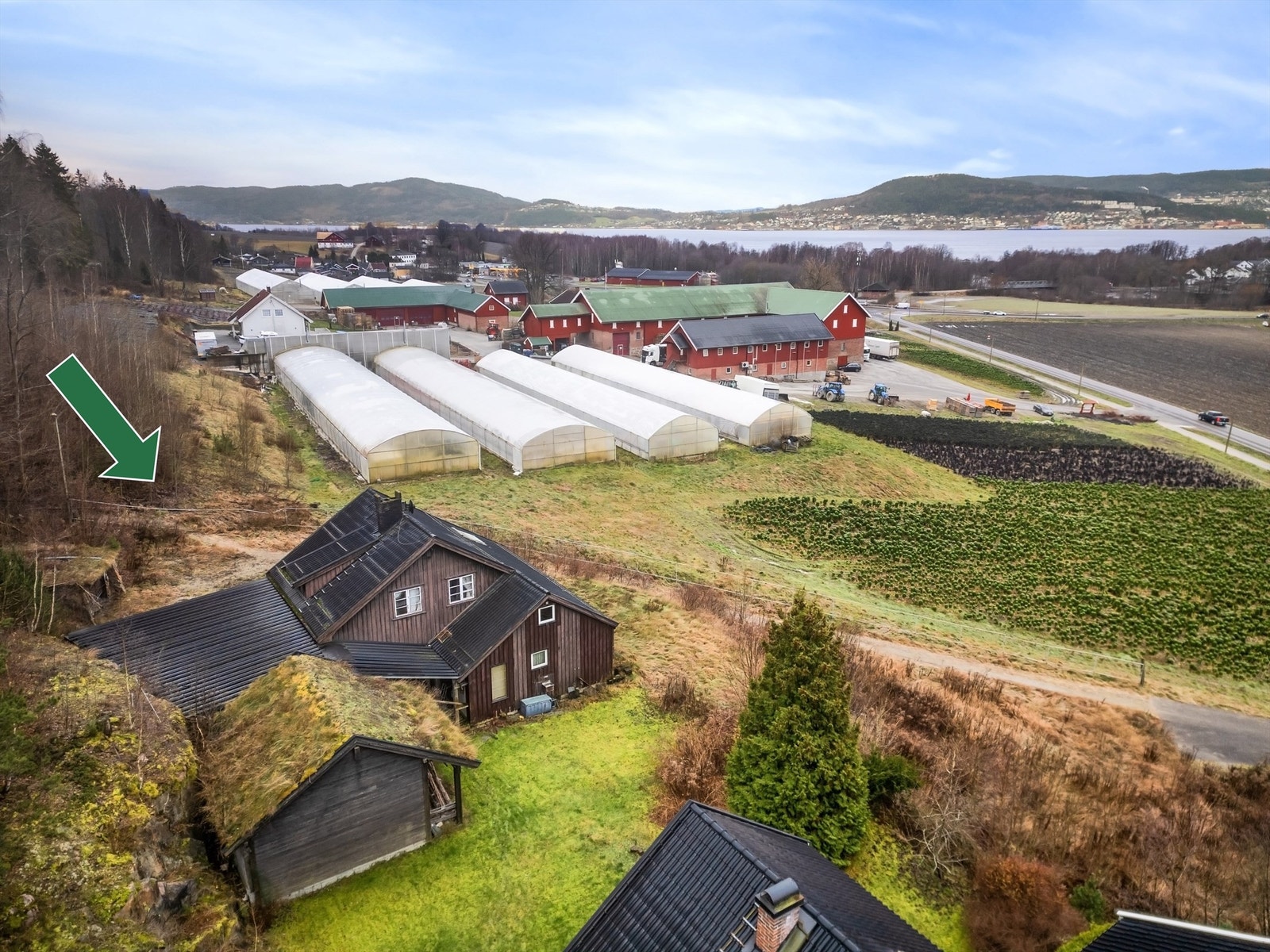 Fra eiendommen er det nydelig utsikt over landbruksarealer mot Drammen, Lier og Drammensfjorden med fritt utsyn. Galleribilde