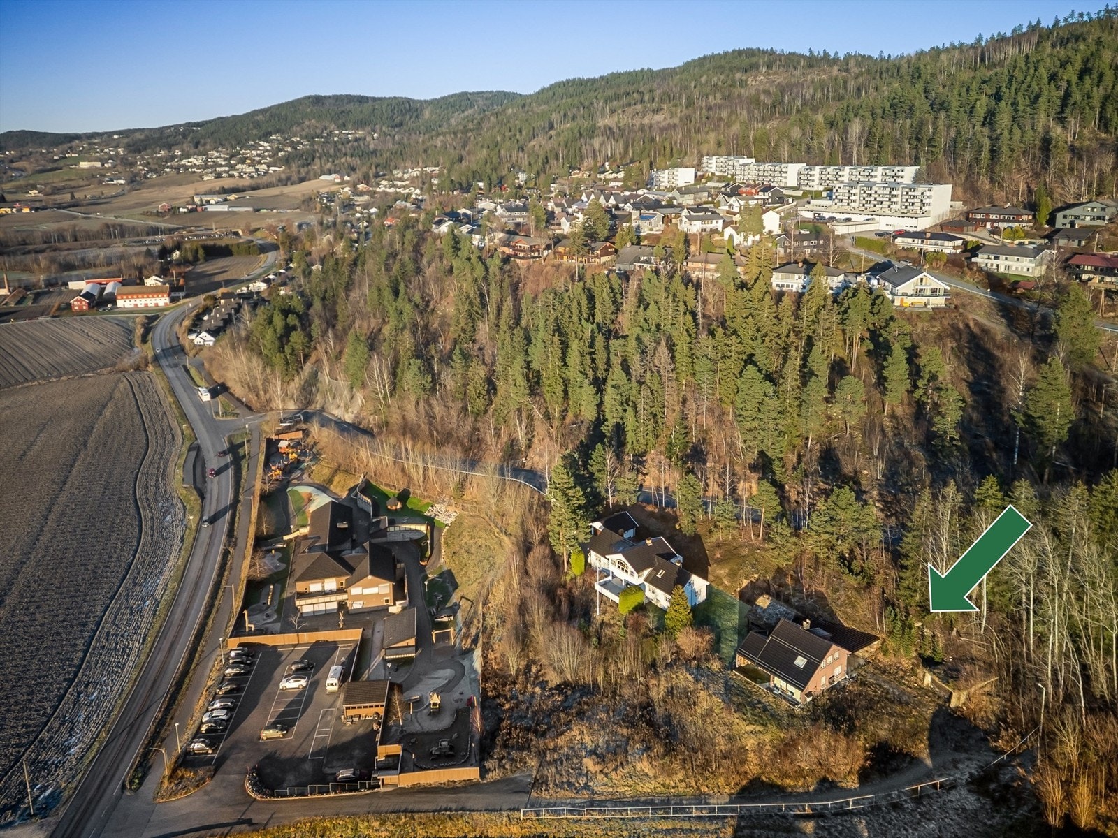 Det er umiddelbar nærhet til barnehage og kort vei til Gullaug barneskole. Galleribilde