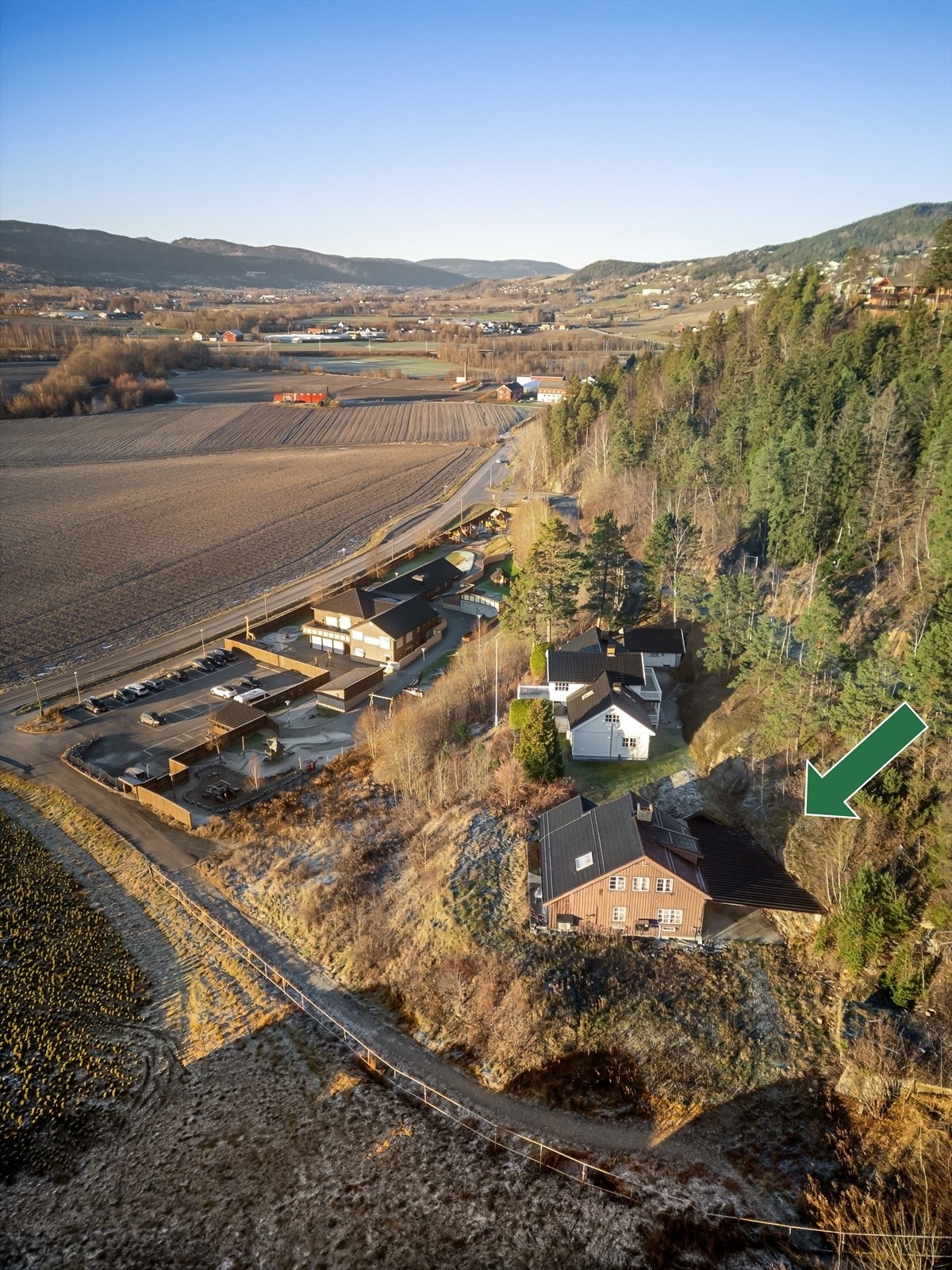 Eiendommen ligger fint til i Linneslia/på Tuverud. Galleribilde