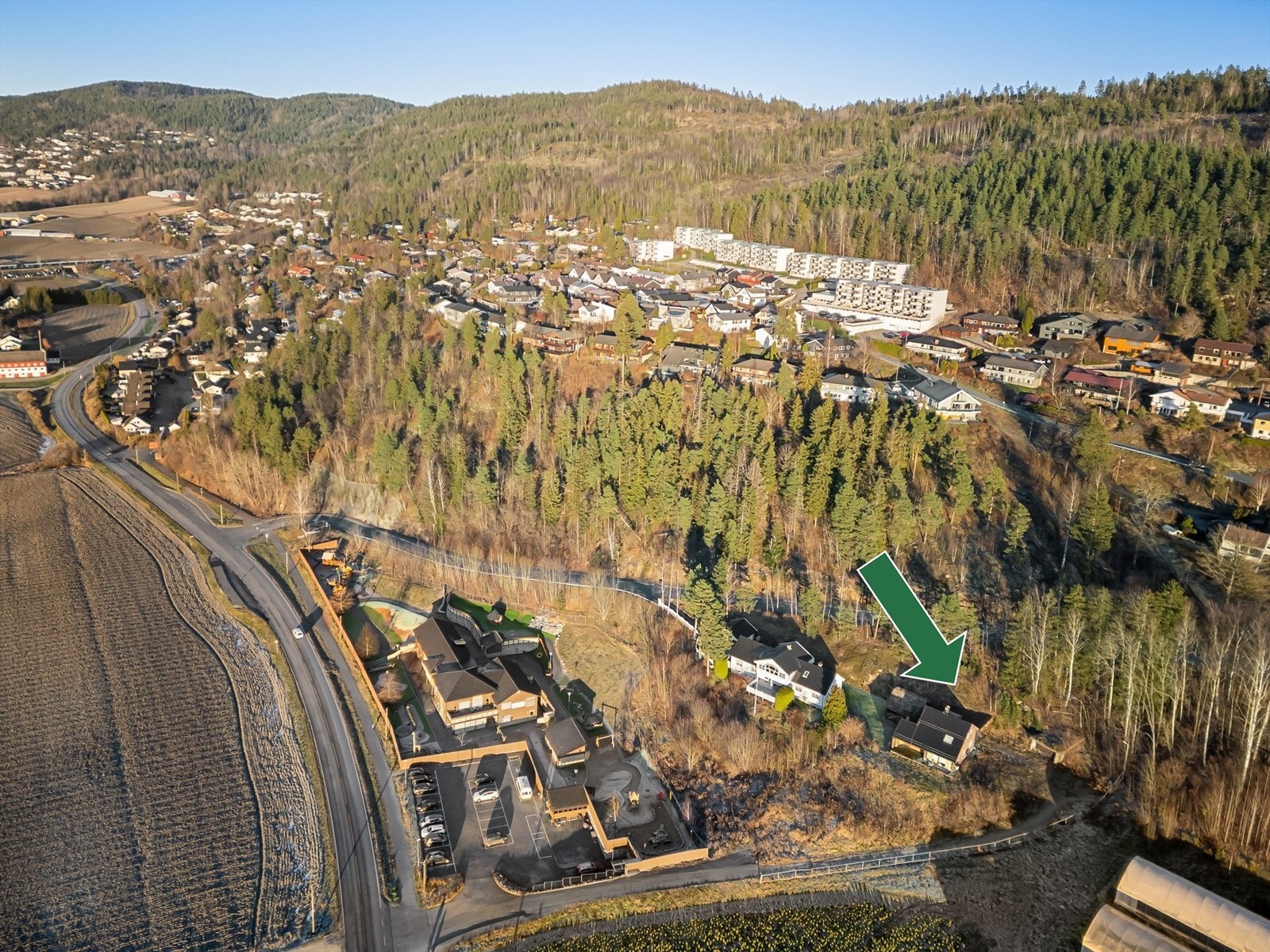 Tilbaketrukket beliggenhet i enden av en egen privat blindvei. Galleribilde