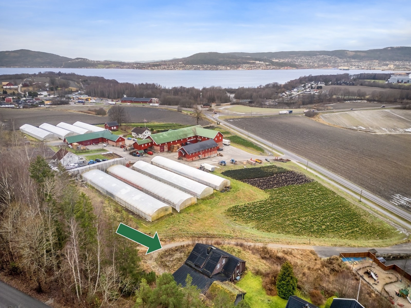 Nåværende bolig på eiendommen er pt. tilknyttet kommunalt ledningsnett via private stikkledninger. Galleribilde