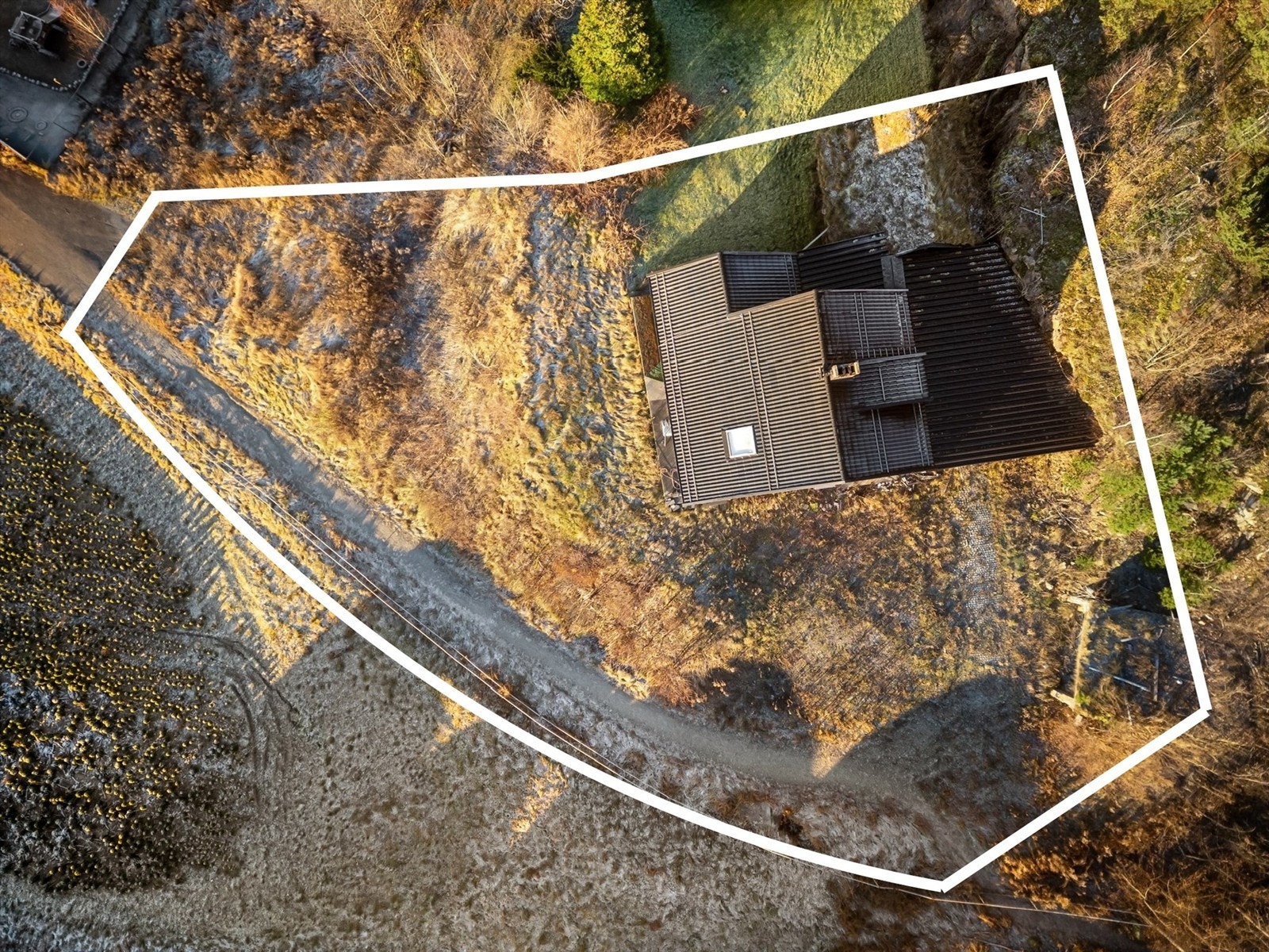 Tomten er bestående av grøntarealer og er bebygd med en enebolig samt garasje (rivningsobjekt).
Foto: Ole Thorgeir Solheim Thoresen Galleribilde