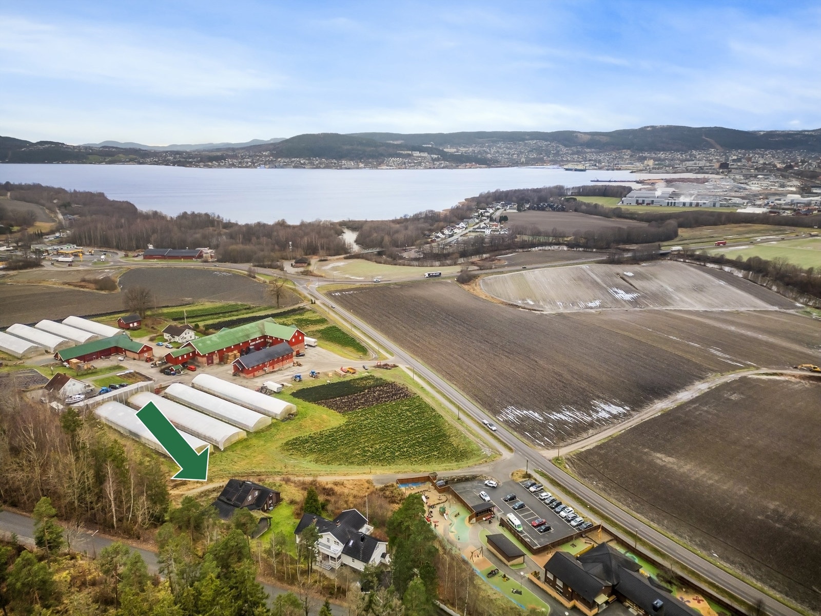 Ca. 15 minutters kjøring til Asker og ca. 35 minutters kjøring til Oslo Galleribilde