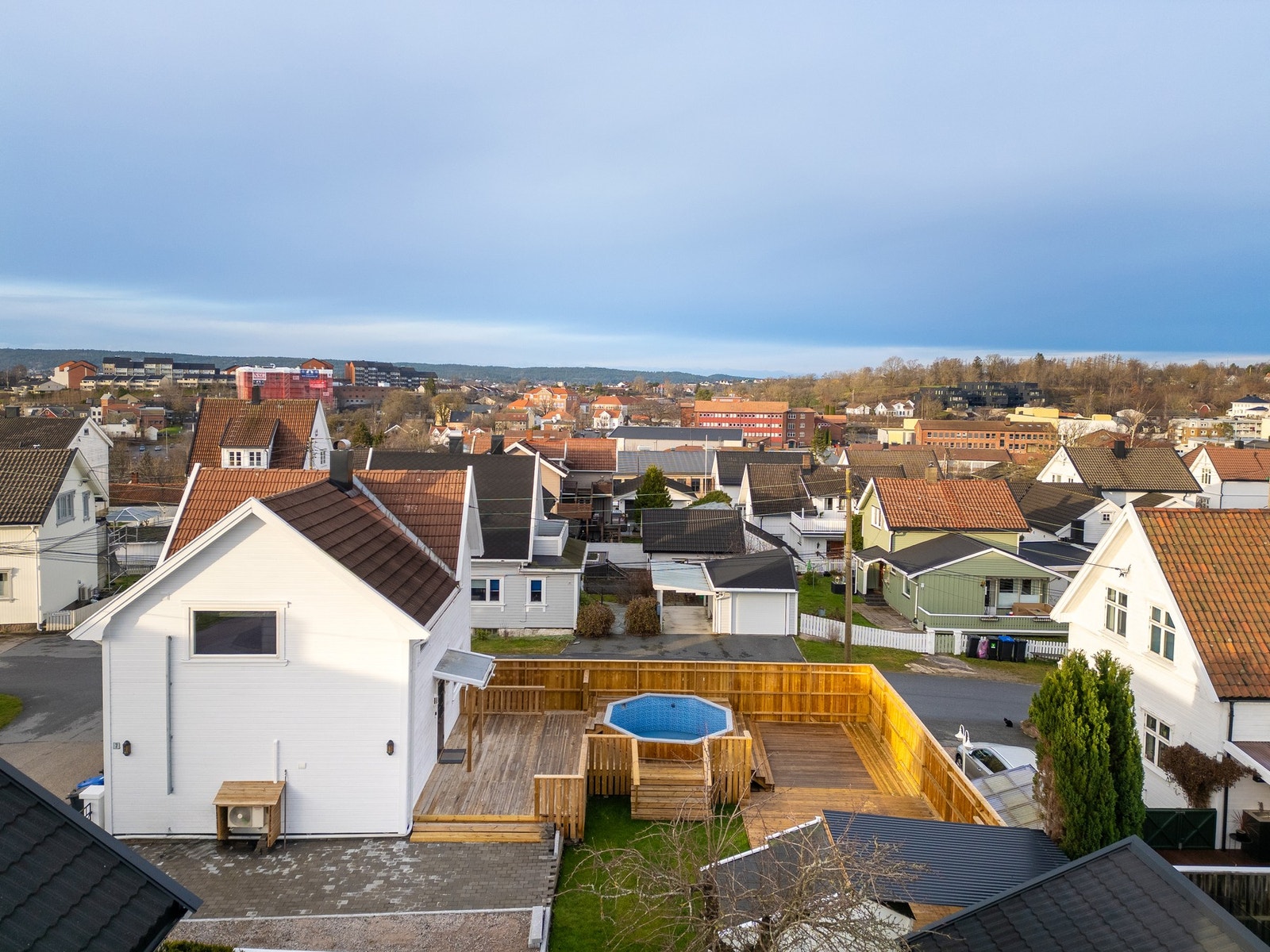 Solrik tomt med diverse utesoner Galleribilde