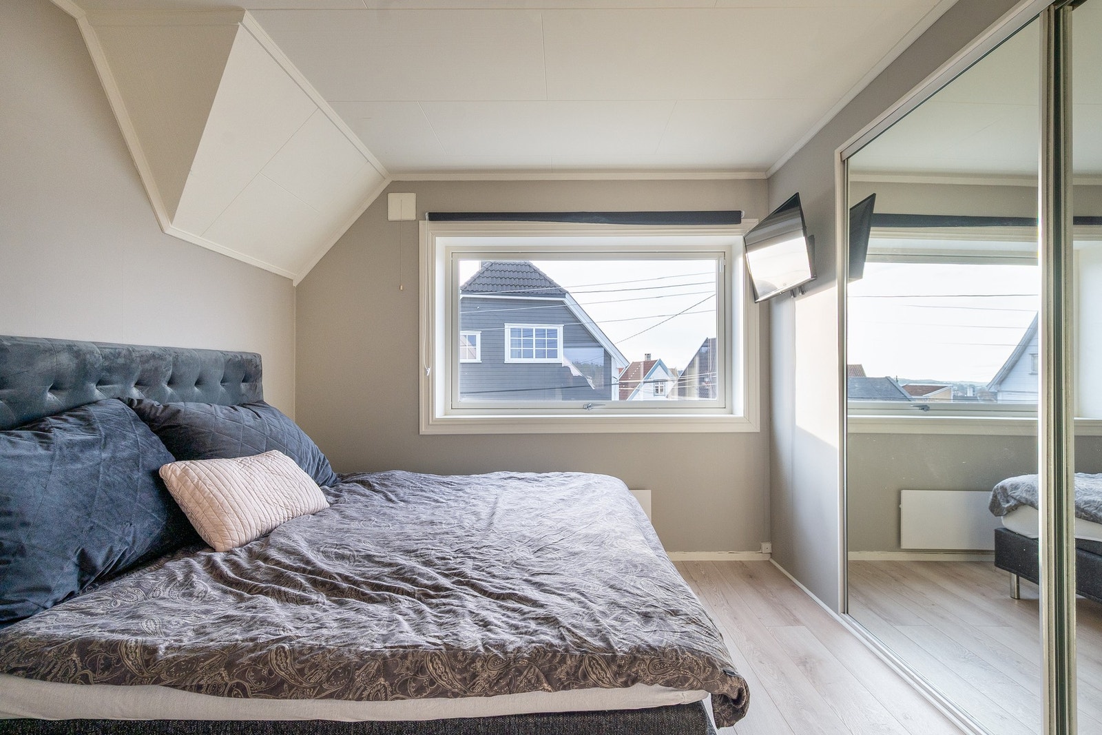 Soverom 2 med skyvedørsgarderobe Galleribilde