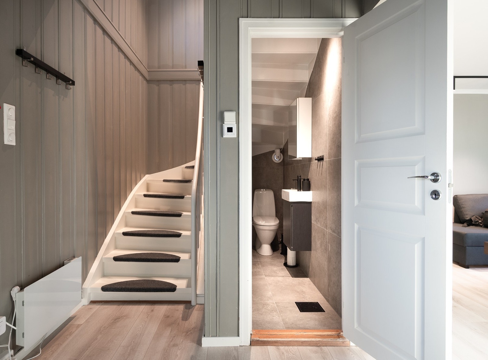 Oppgang 2. etasje/flislagt wc med sluk Galleribilde