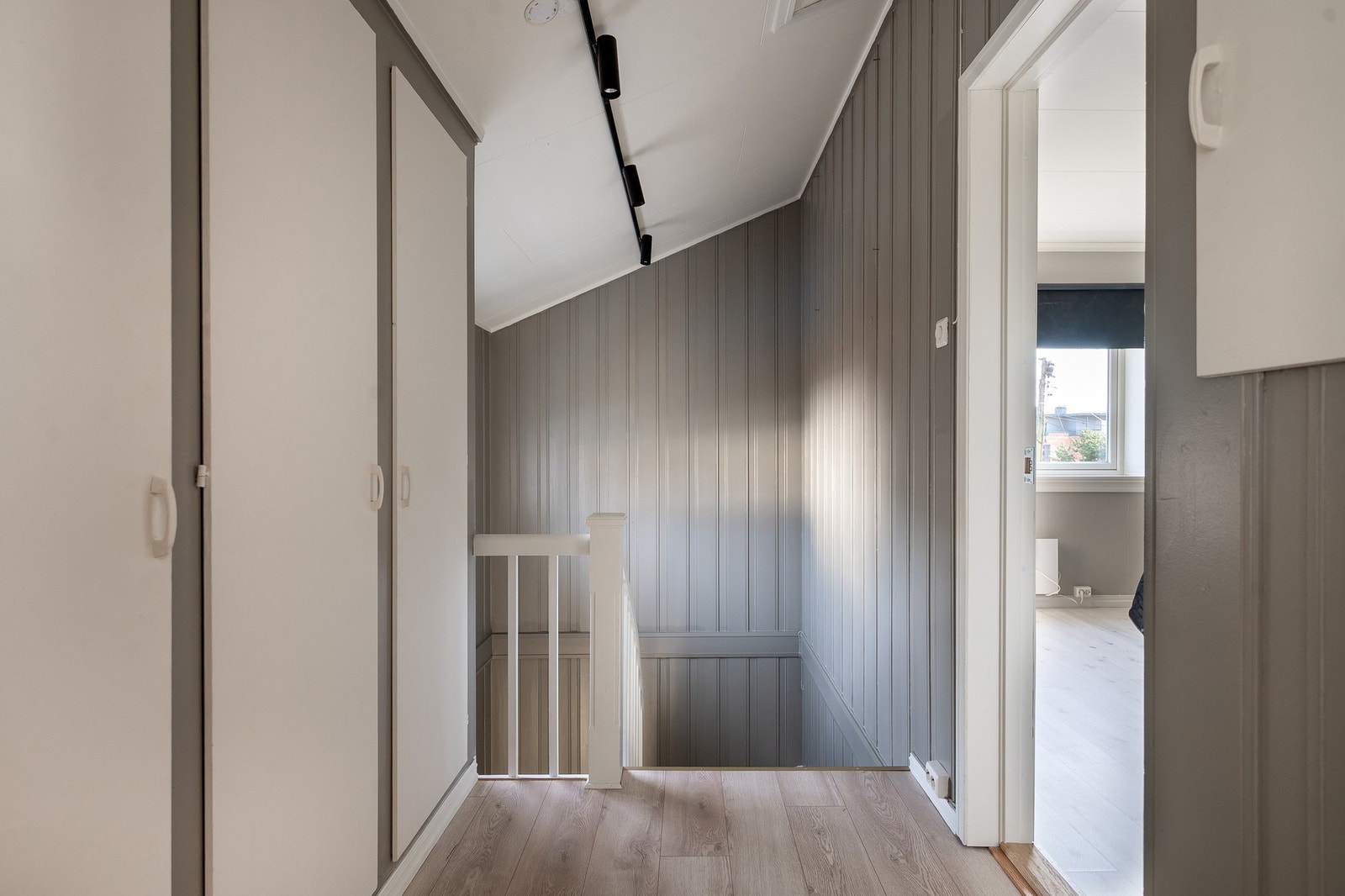 Gang med lagringsmuligheter Galleribilde