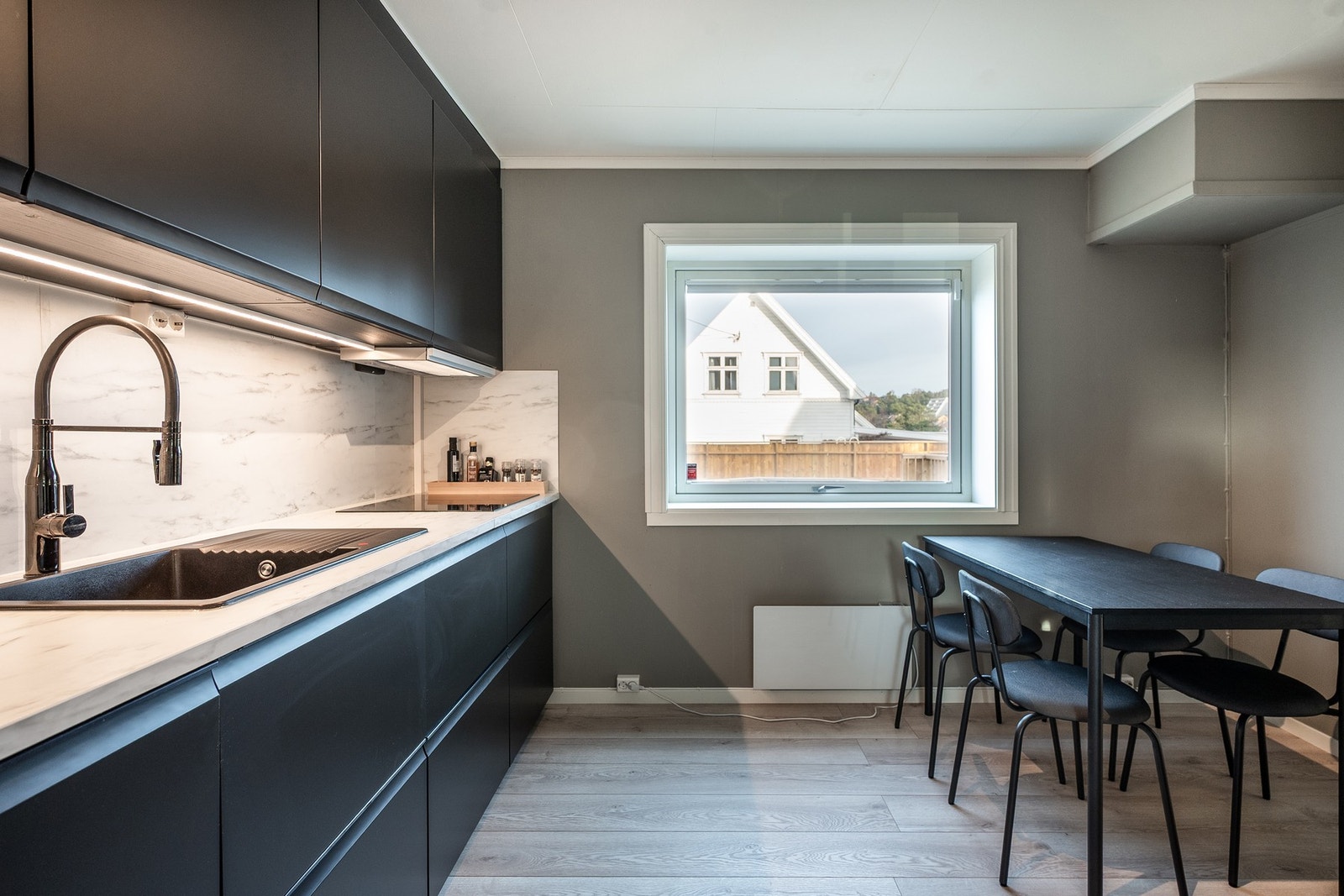 Nytt kjøkken fra IKEA med integrerte hvitevarer Galleribilde