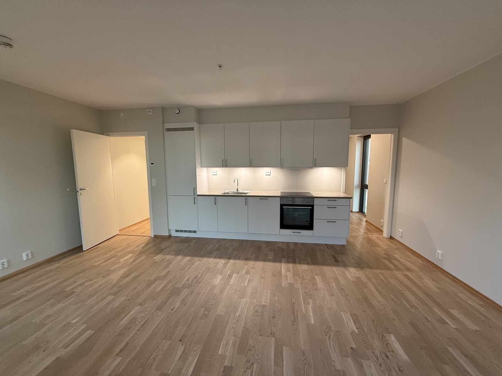 Kjøkkenet har alt av hvitevarer, og godt med skapplass. Galleribilde