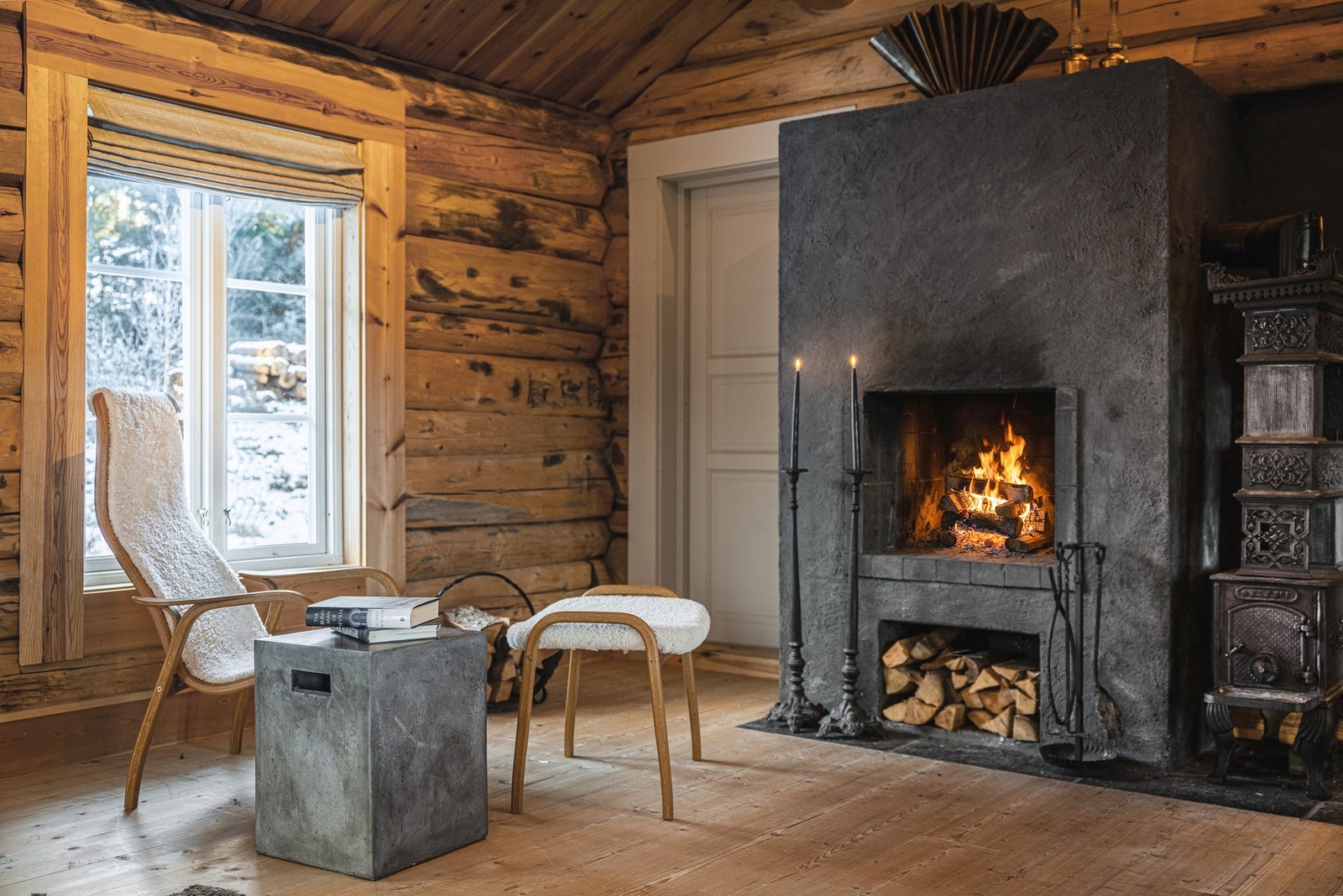 I stuen er det en plassmurt peis og en etasjeovn. Galleribilde