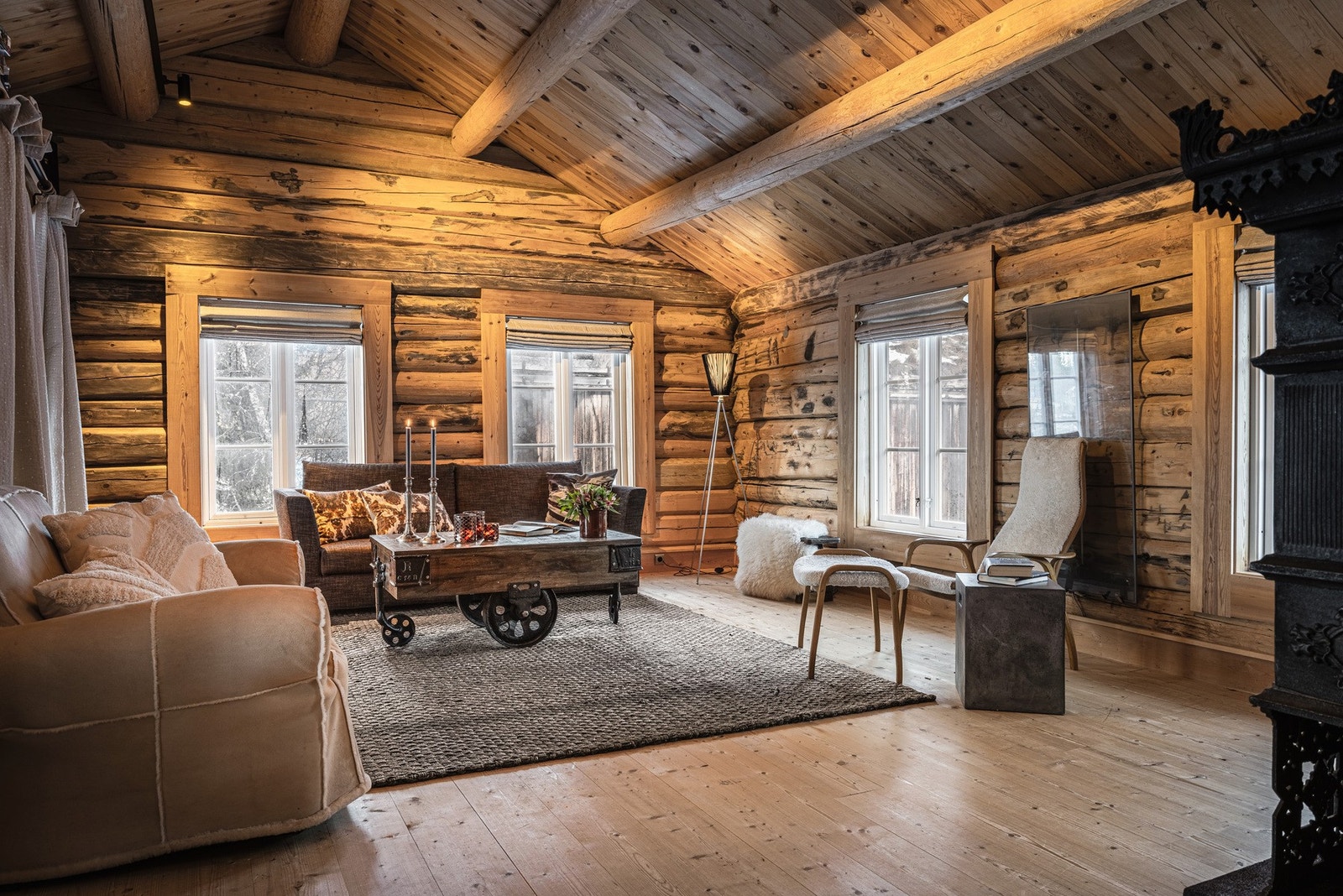 Innbydende stue med generøs takhøyde. Galleribilde