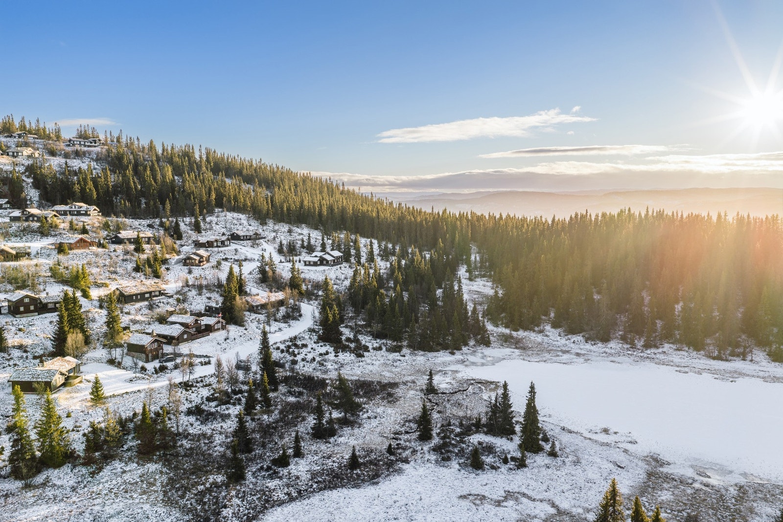 Terrenget egner seg svært godt til både fotturer, sykling, langrenn og alpint. Området byr også på en nydelig golfbane. Galleribilde