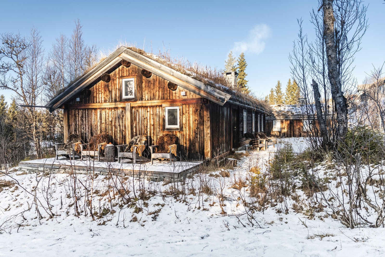 Uteplassene utgjør 63 m² samlet terrasseareal med gode solforhold gjennom hele dagen. Galleribilde