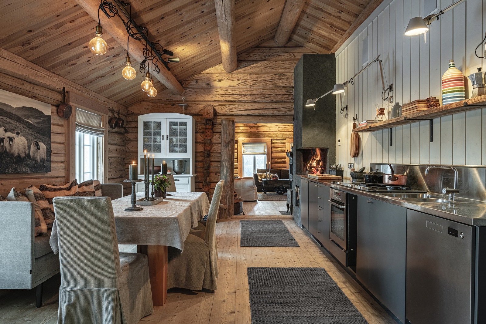 Kjøkkenet har en gjennomført og varm atmosfære med god plass til et stort spisebord. Galleribilde