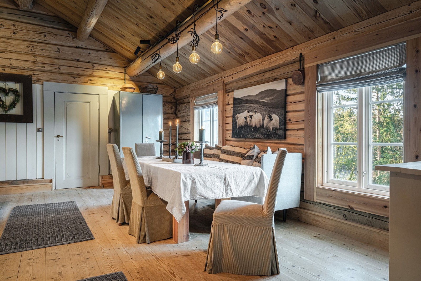 De store vindusflatene gir godt med naturlig lysinnslipp. Galleribilde