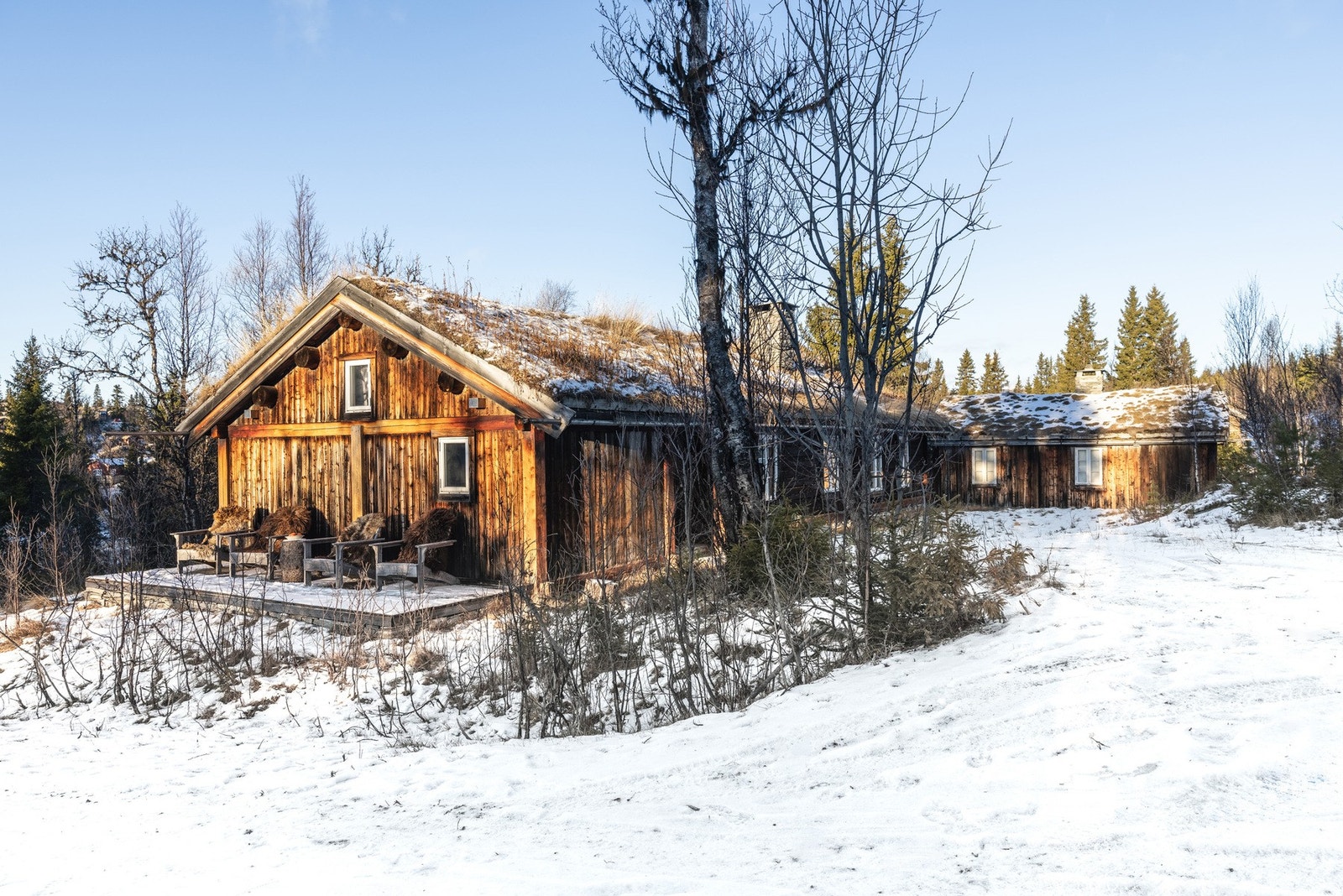 Hytten og annekset er oppført med bruk av eldre materialer fra 1800-tallet, noe som gir eiendommen et særpreget og varmt uttrykk. Galleribilde