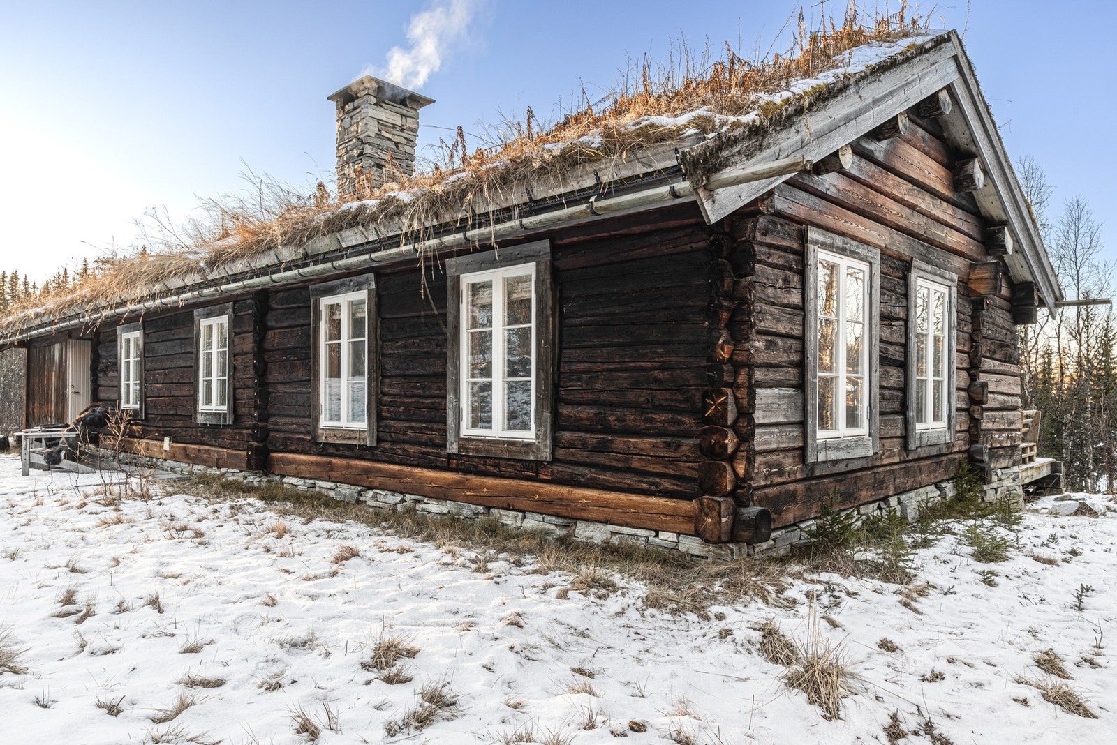Parkering ved hytten på egen tomt, med adkomst fra helårsvei. Galleribilde