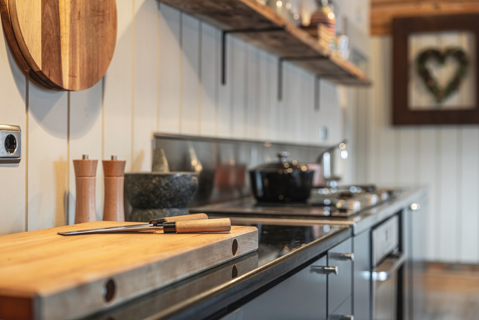 Arbeidsfeltet er utstyrt med stålkum og armatur i stål. Galleribilde