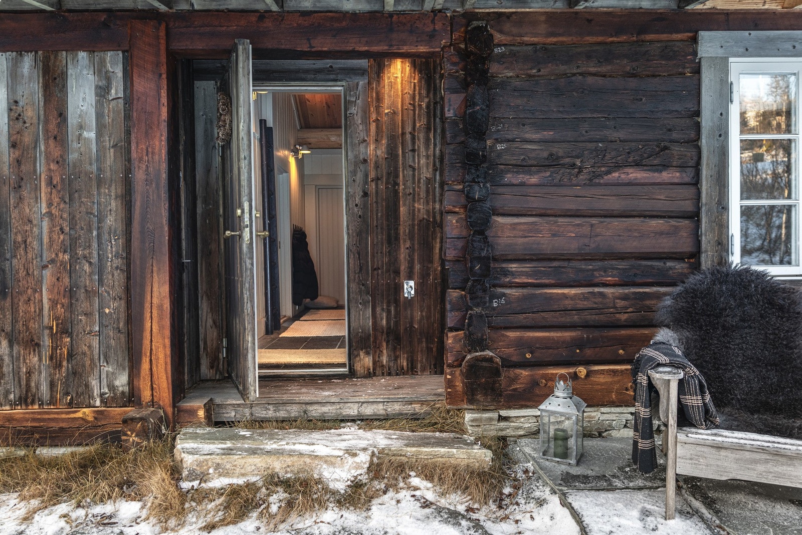 Ved inngangspartiet er det en terrasseplatting i skifter. Galleribilde