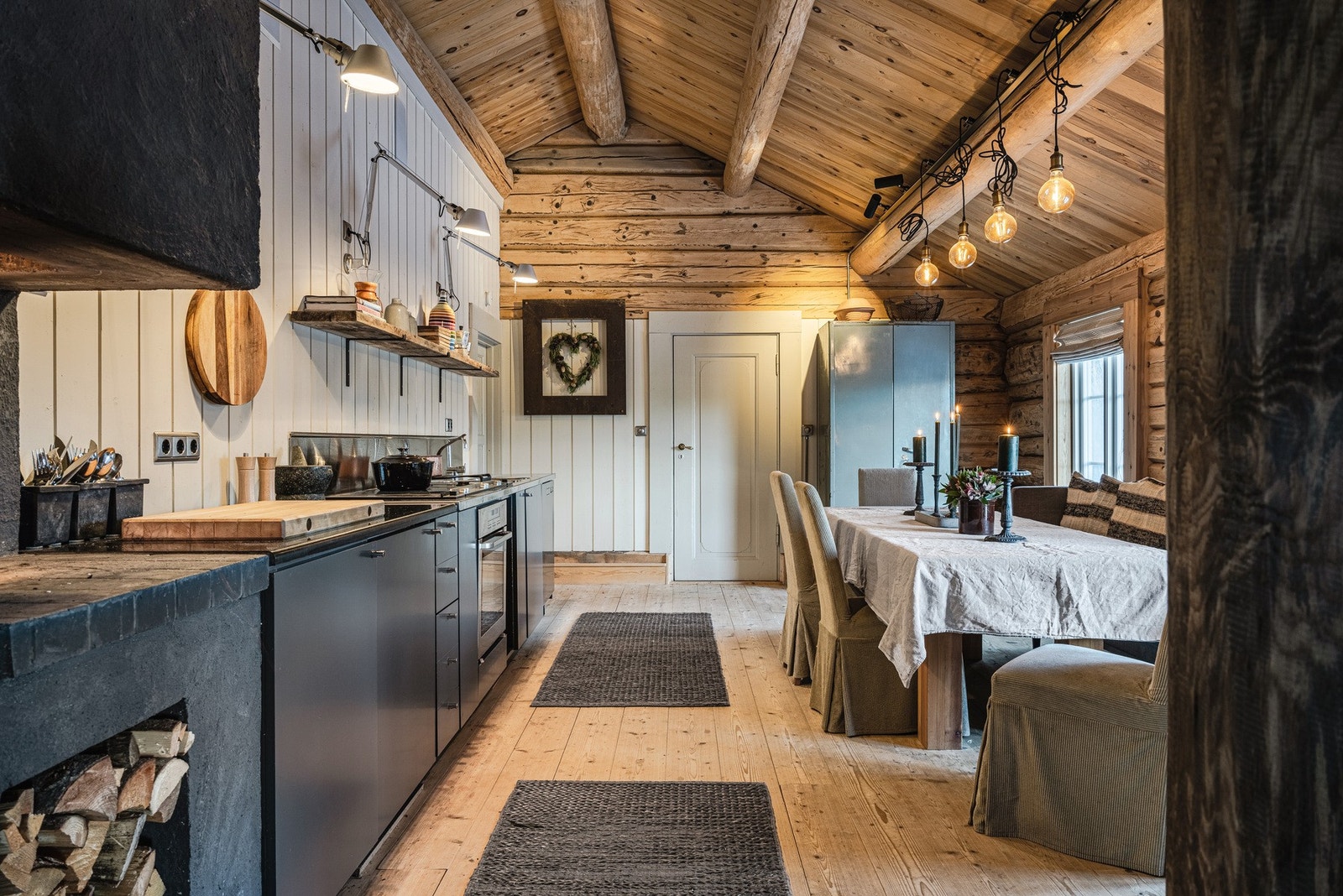 Løsningen har integrerte hvitevarer, inkludert kjøleskap, komfyr, kombinert gass- og elektrisk koketopp, Bora ventilatorløsning, mikrobølgeovn og opplegg for oppvaskmaskin. Galleribilde