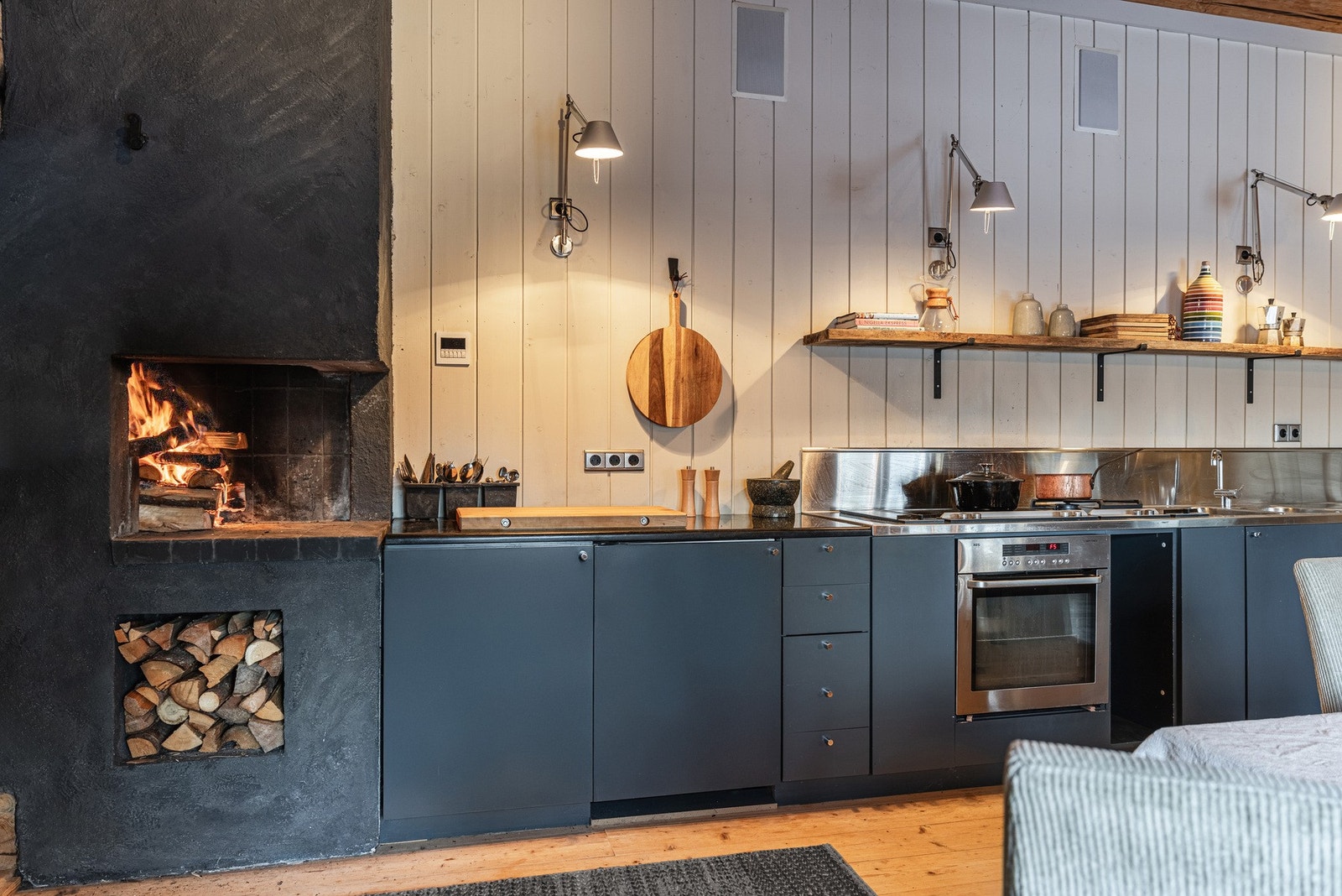 Innredningen har folierte fronter som kompletteres av benkeplate i granitt. Galleribilde