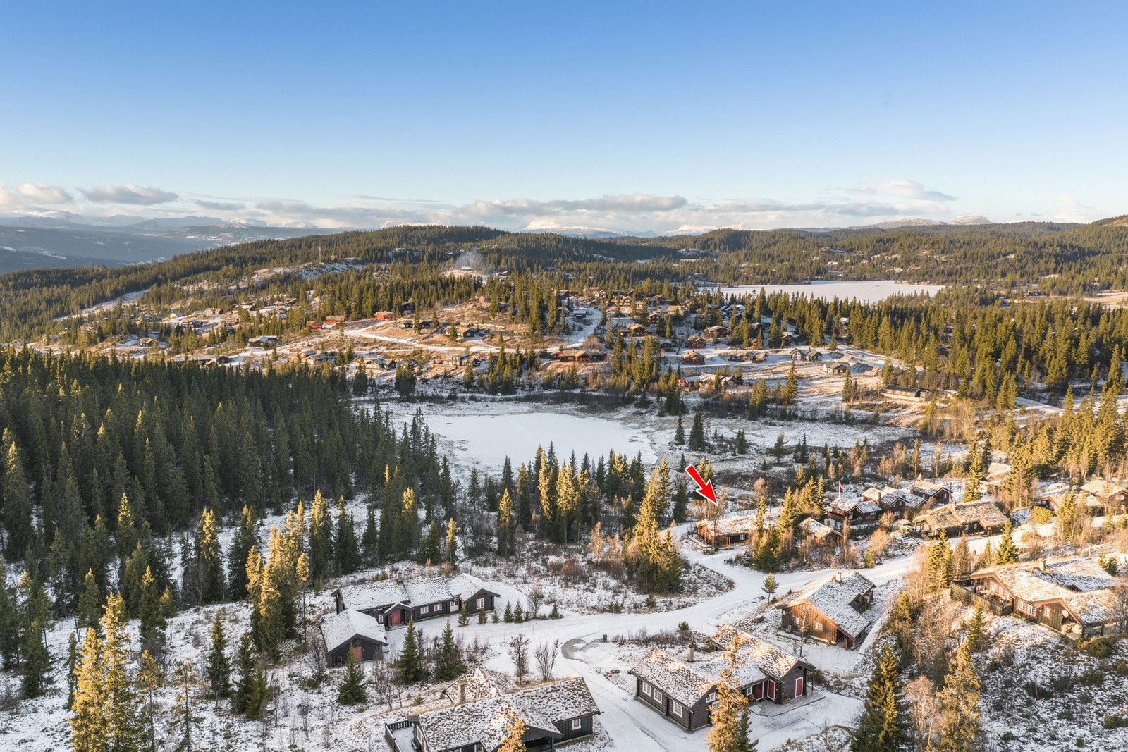 Beliggenheten gir en fin balanse mellom natur og tilgjengelighet, med Danebu i nærområdet og korte avstander til fasiliteter, turterreng og alpinanlegg. Galleribilde