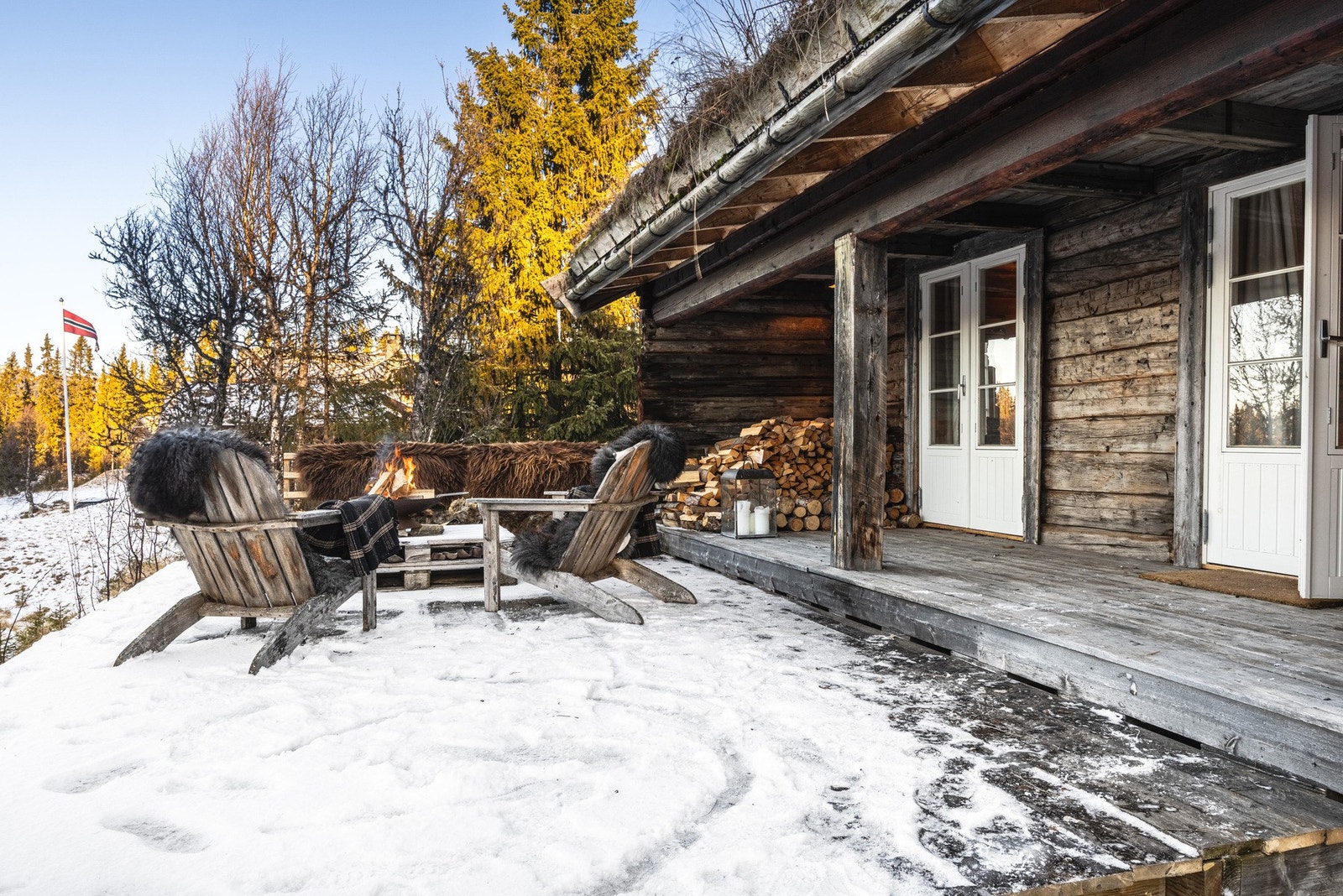 Stuen har utgang gjennom doble fløydører til en vestvendt terrasse på ca. 35 kvm. Galleribilde