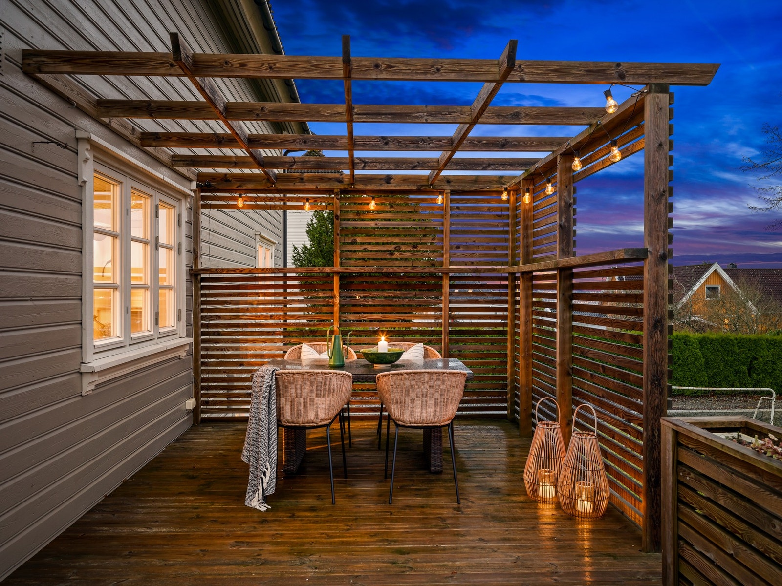 Terrassegulv ved pergola er lagt ca 2020-2022. Galleribilde