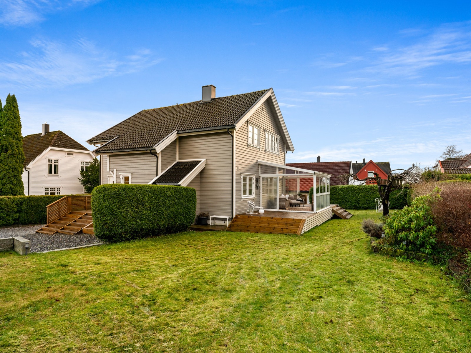 Her er det lune soner og en koselig trehytte-stemning i hagen som barna kommer til å elske. Galleribilde