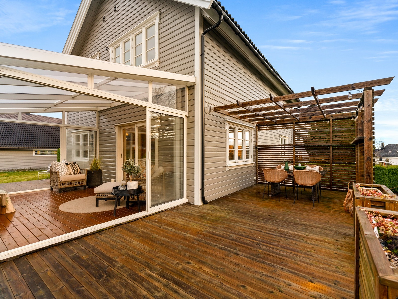 Fra stuen går du rett ut på en stor terrasseflate på ca. 34 m², der flere soner gjør det enkelt å kombinere lekeplass for barna med spisegruppe og loungedel for de voksne. Galleribilde