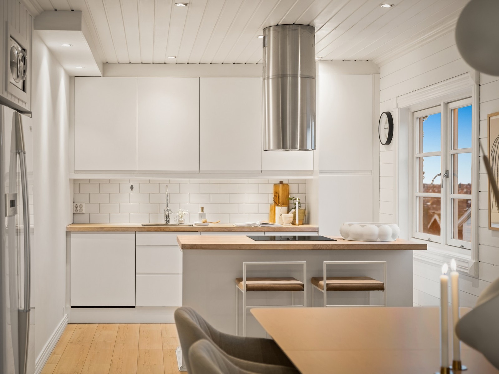 Kjøkkenet har fått nye fronter i 2025 og fremstår moderne og tidløst. Galleribilde