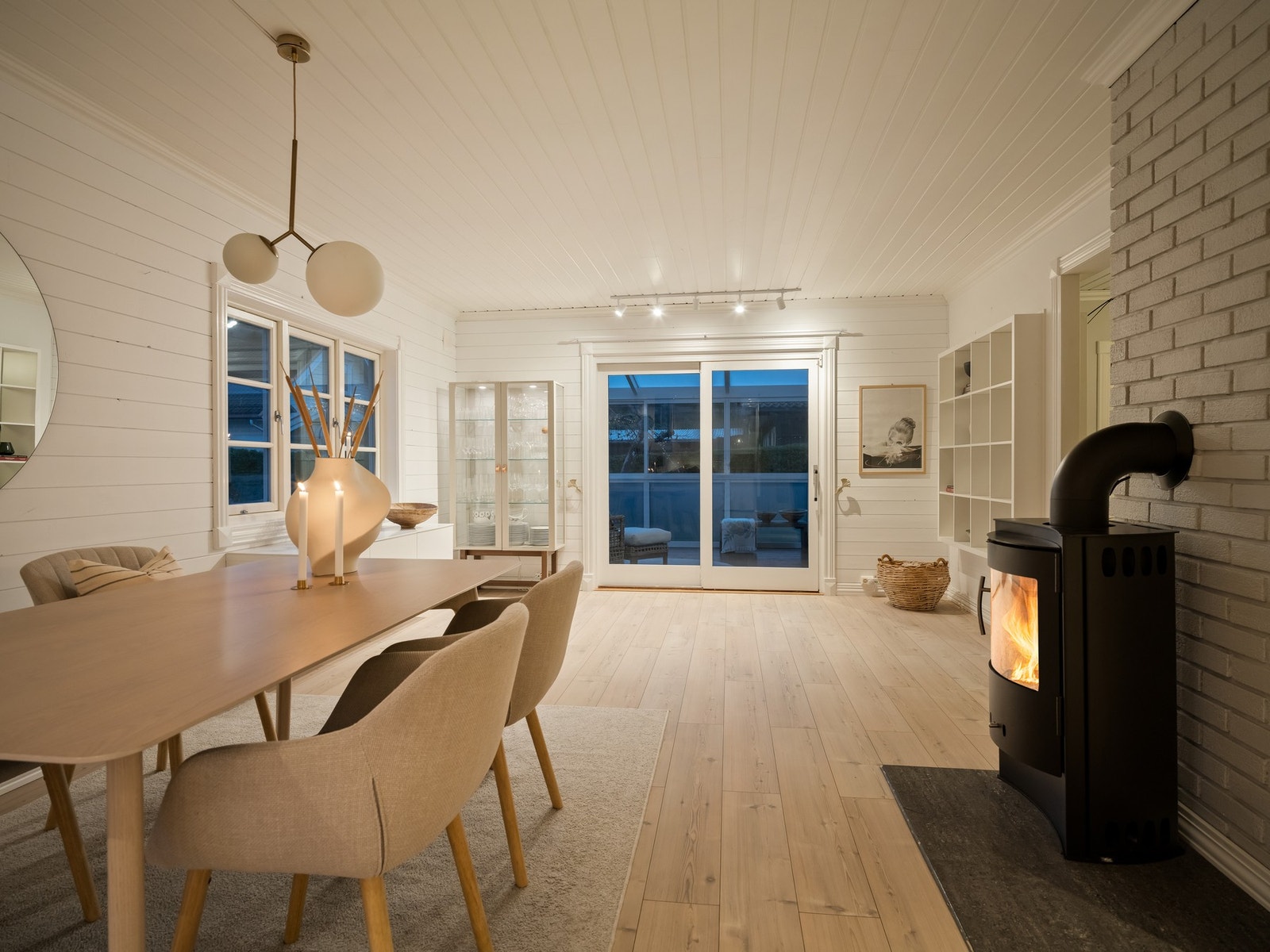 Om sommeren er det praktisk med dør direkte til uteplassen slik at maten kan tilberedes inne og nytes ute i sommerstuen. Det gjøres oppmerksom på at taklampen over spisebordet ikke medfølger. Galleribilde