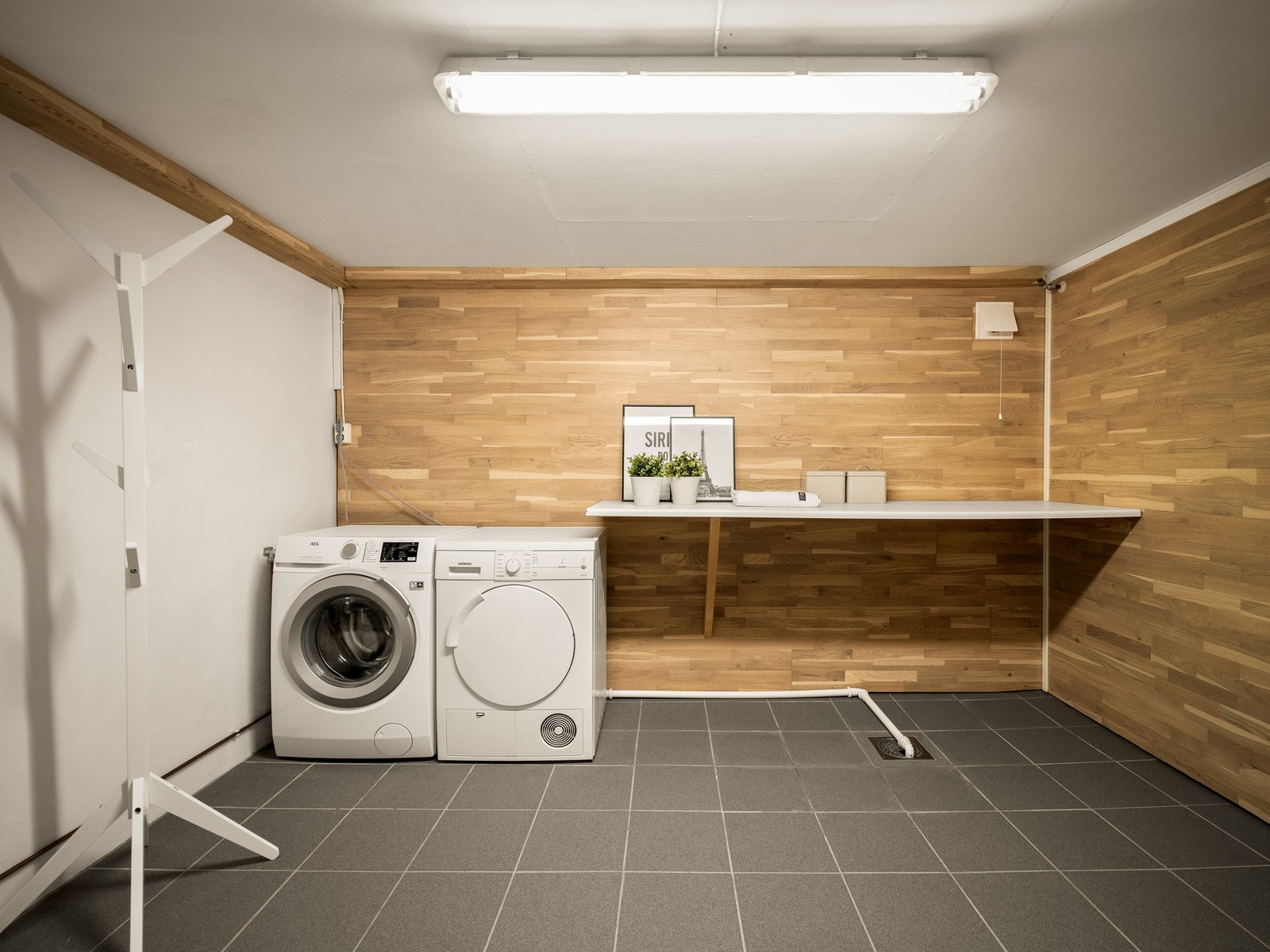 Vaskerommet har både utvendig og innvendig adkomst, som er en stor fordel i en familiebolig, og er praktisk innredet med opplegg for vaskemaskin og tørketrommel. Galleribilde